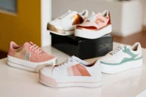 zapatillas y ropa deportiva