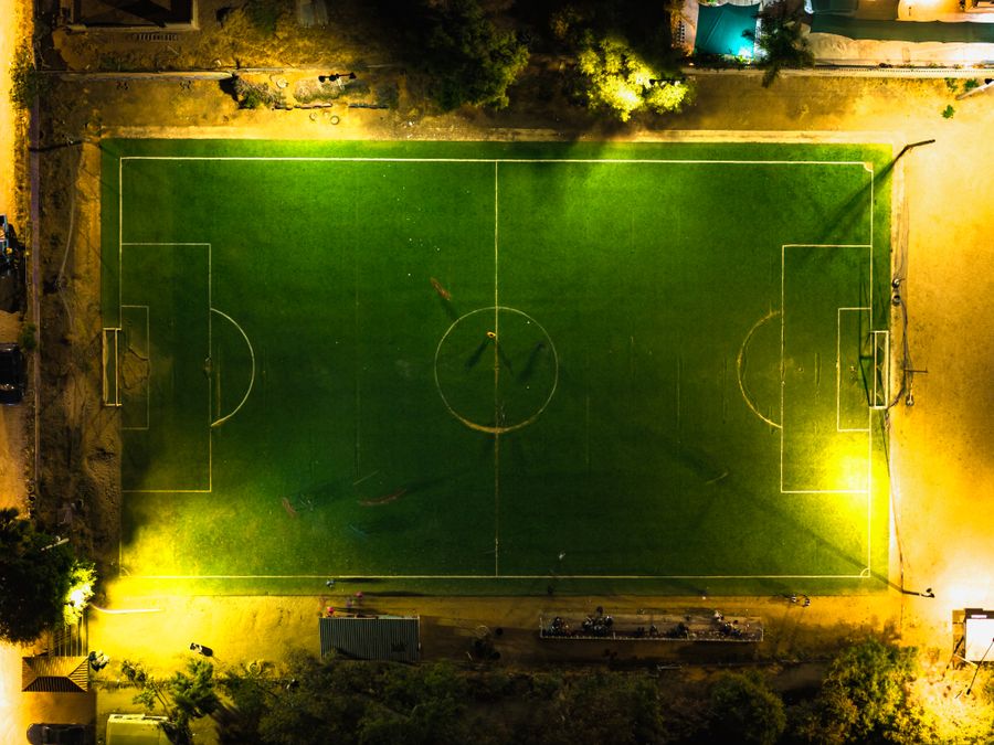 campo futbol iluminado exteriores 1 Campo de fútbol iluminado para exteriores
