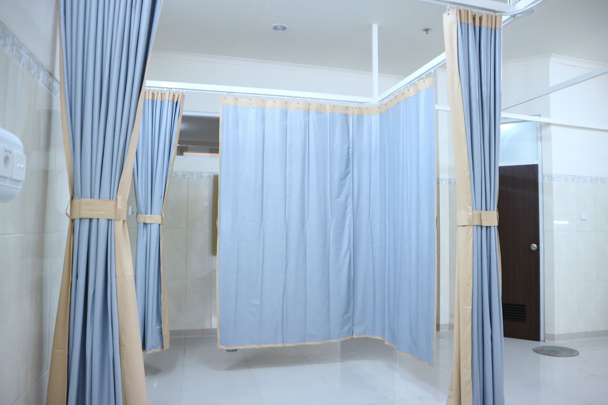 Cortinas pesadas en interior moderno