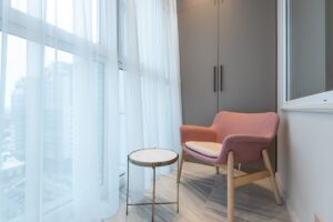 Cortinas plisadas en balcón moderno