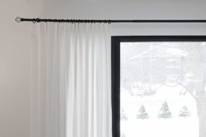 Cortinas de tela blancas en ventana