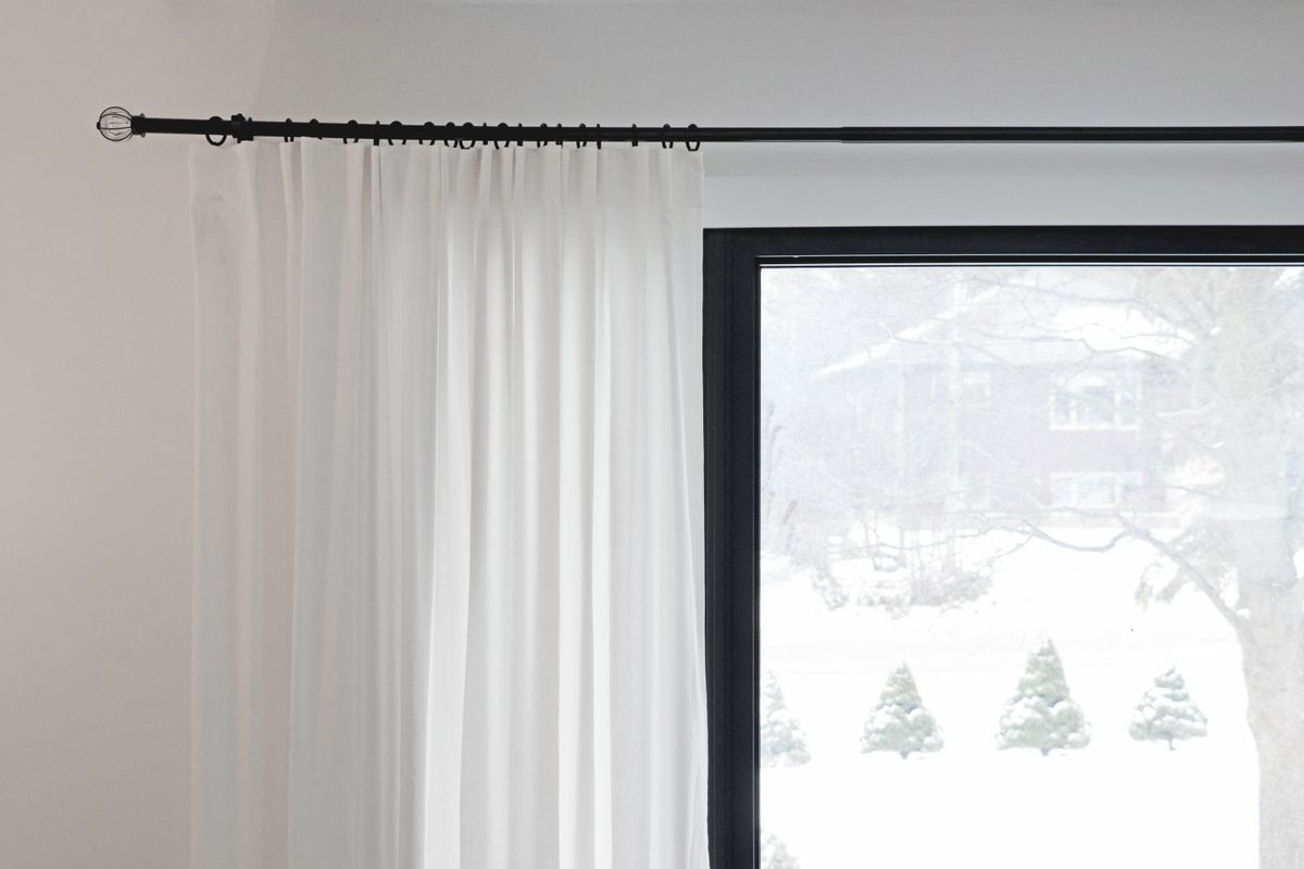 Cortinas de tela blancas en ventana
