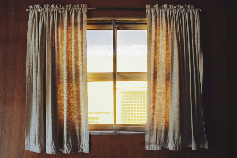 Cortinas de tela en interior de madera