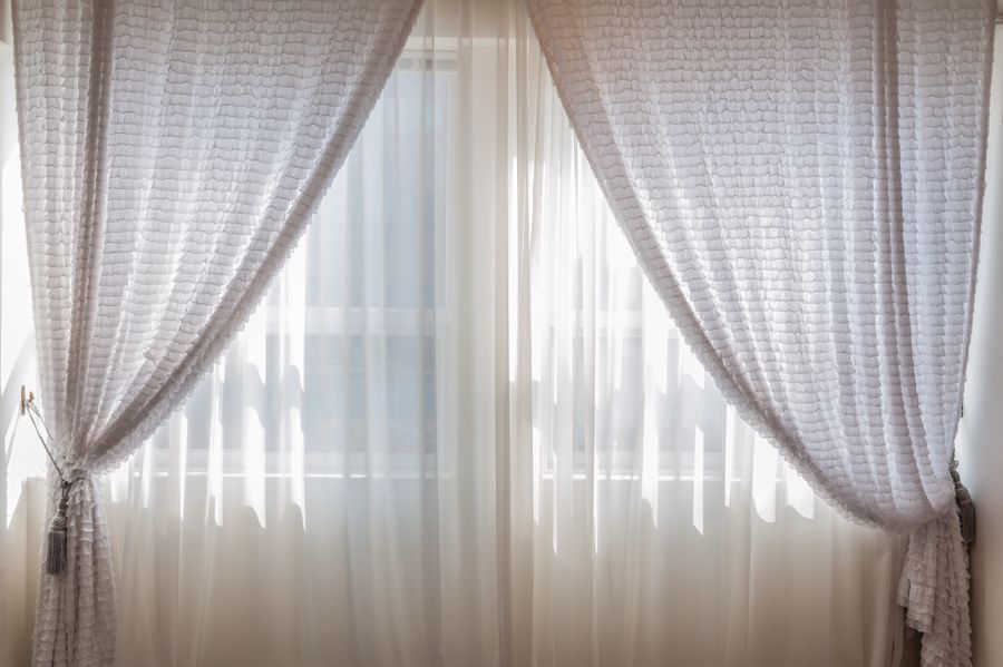 Cortinas traslúcidas blancas modernas