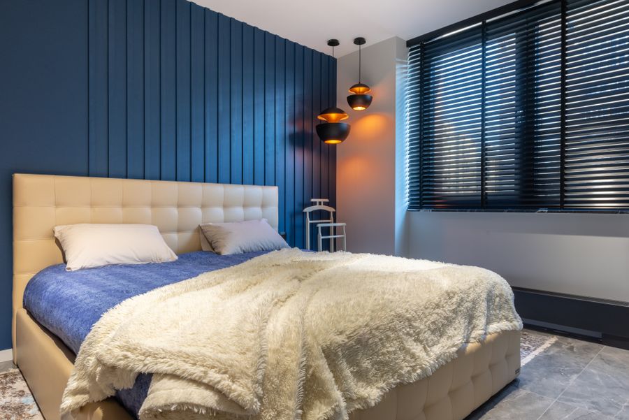 Dormitorio moderno con cortinas blackout