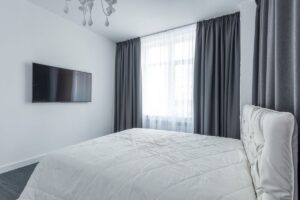 Dormitorio moderno con cortinas blackout