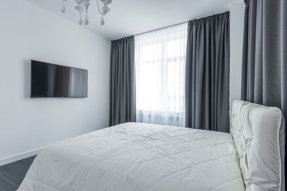 Dormitorio moderno con cortinas blackout