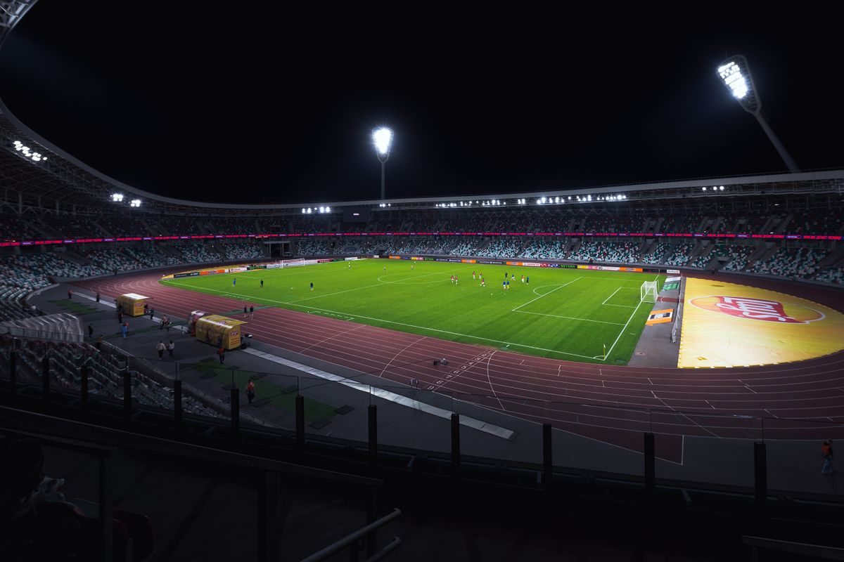 Estadio de fútbol iluminado con focos LED