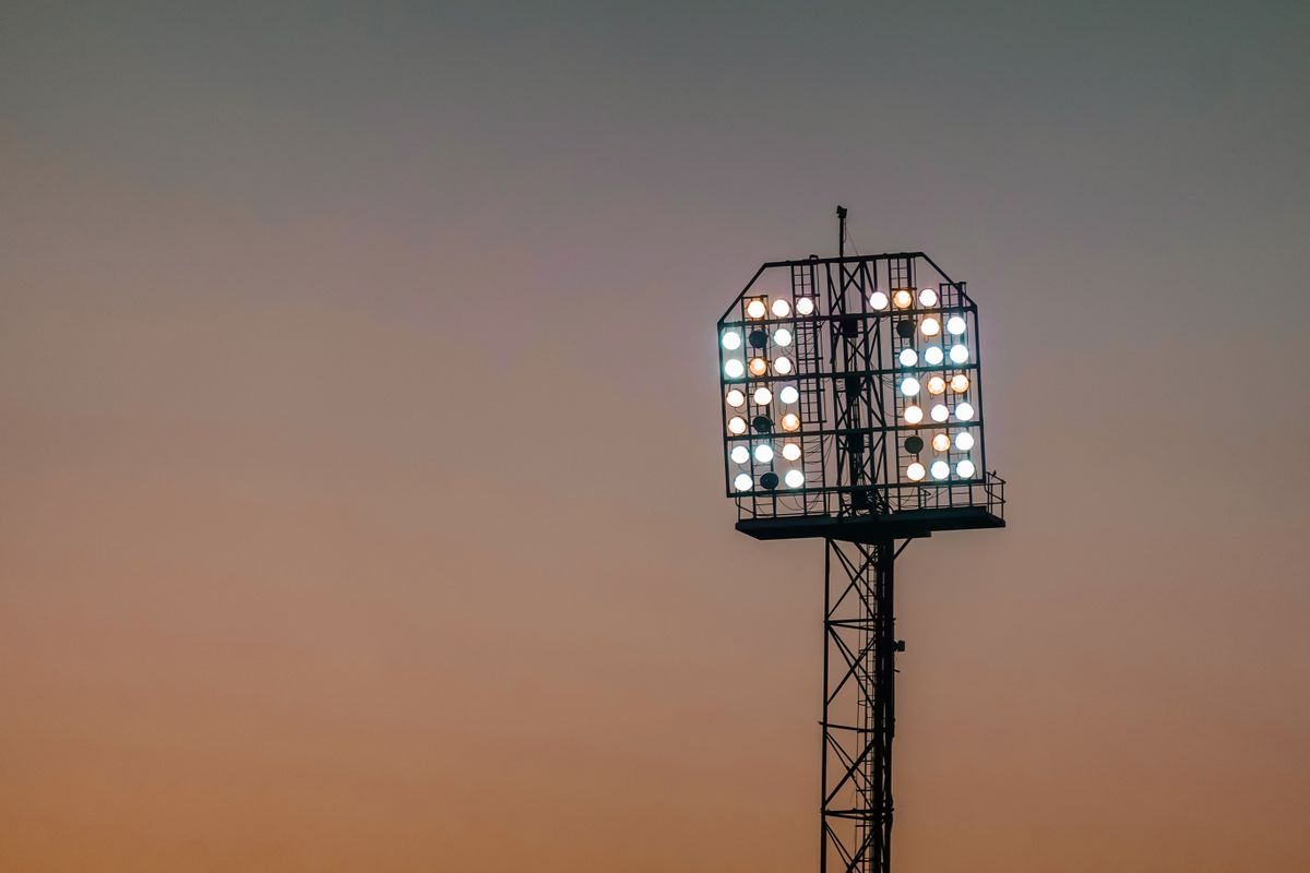 Reflectores eléctricos para exteriores en estadio deportivo