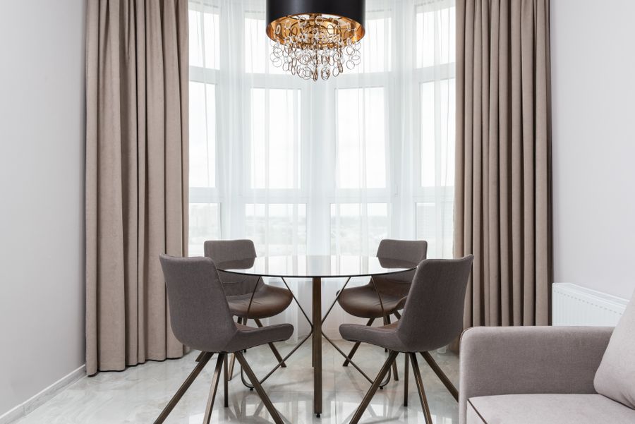 Salón moderno con cortinas plisadas