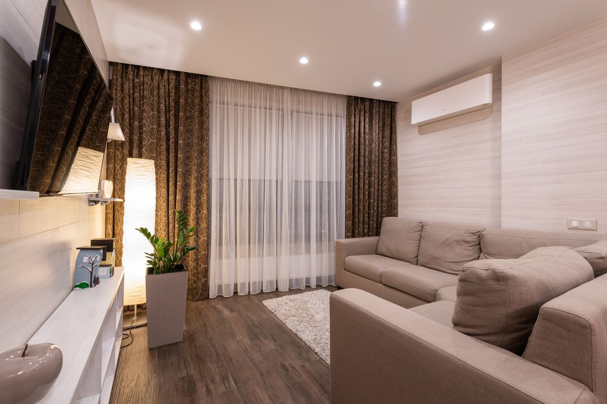 Salón con sofá y cortinas de lino, algodón y poliéster