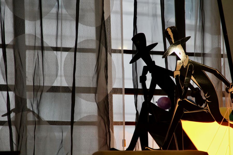 Siluetas artísticas en iluminación ambiental
