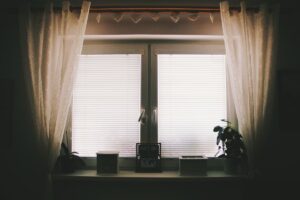 Cómo elegir cortinas o persianas manuales: medidas, luz y mecanismo para cada ventana
