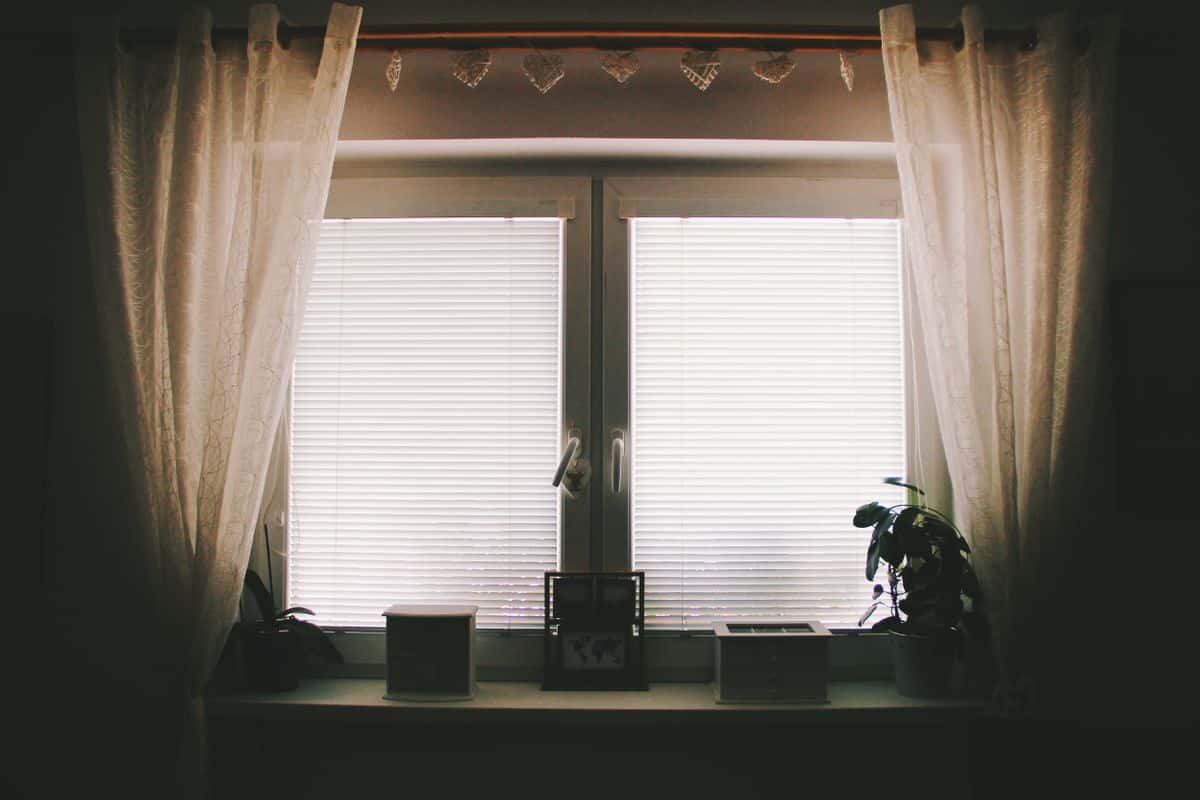 Cómo elegir cortinas o persianas manuales: medidas, luz y mecanismo para cada ventana