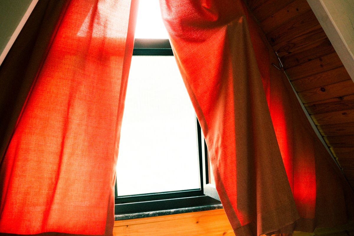 Comparación de blackout vs traslúcida en dos ventanas del mismo departamento