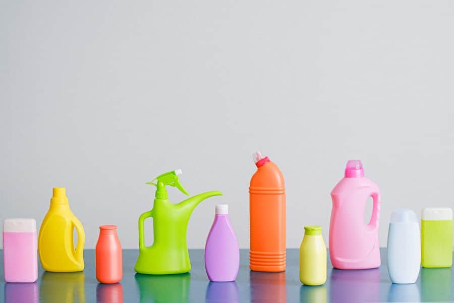 Botellas de detergentes para limpieza doméstica