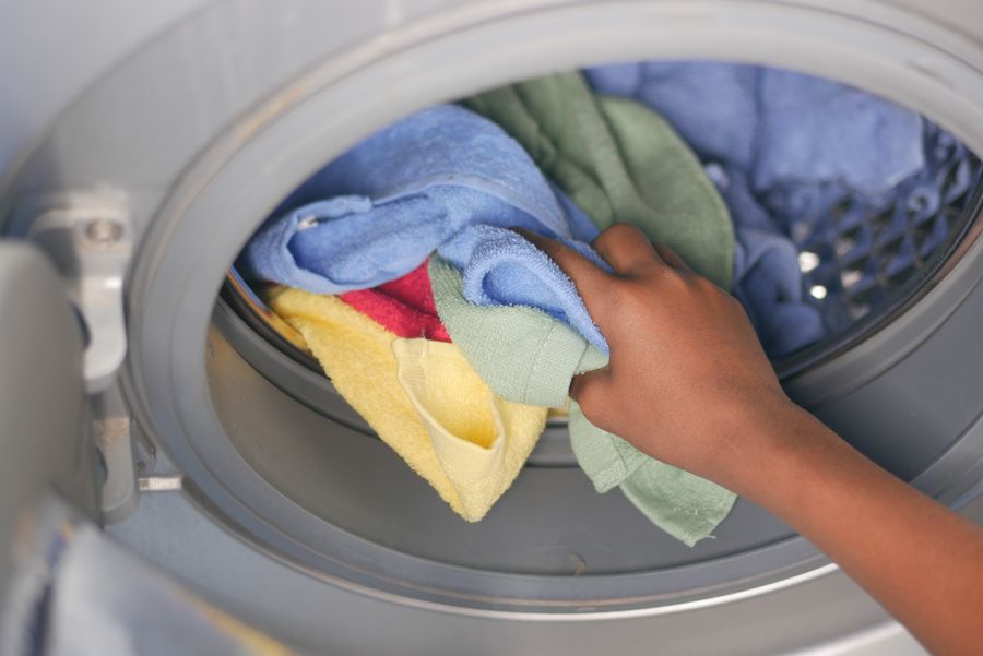 Lavado a mano con detergente para ropa